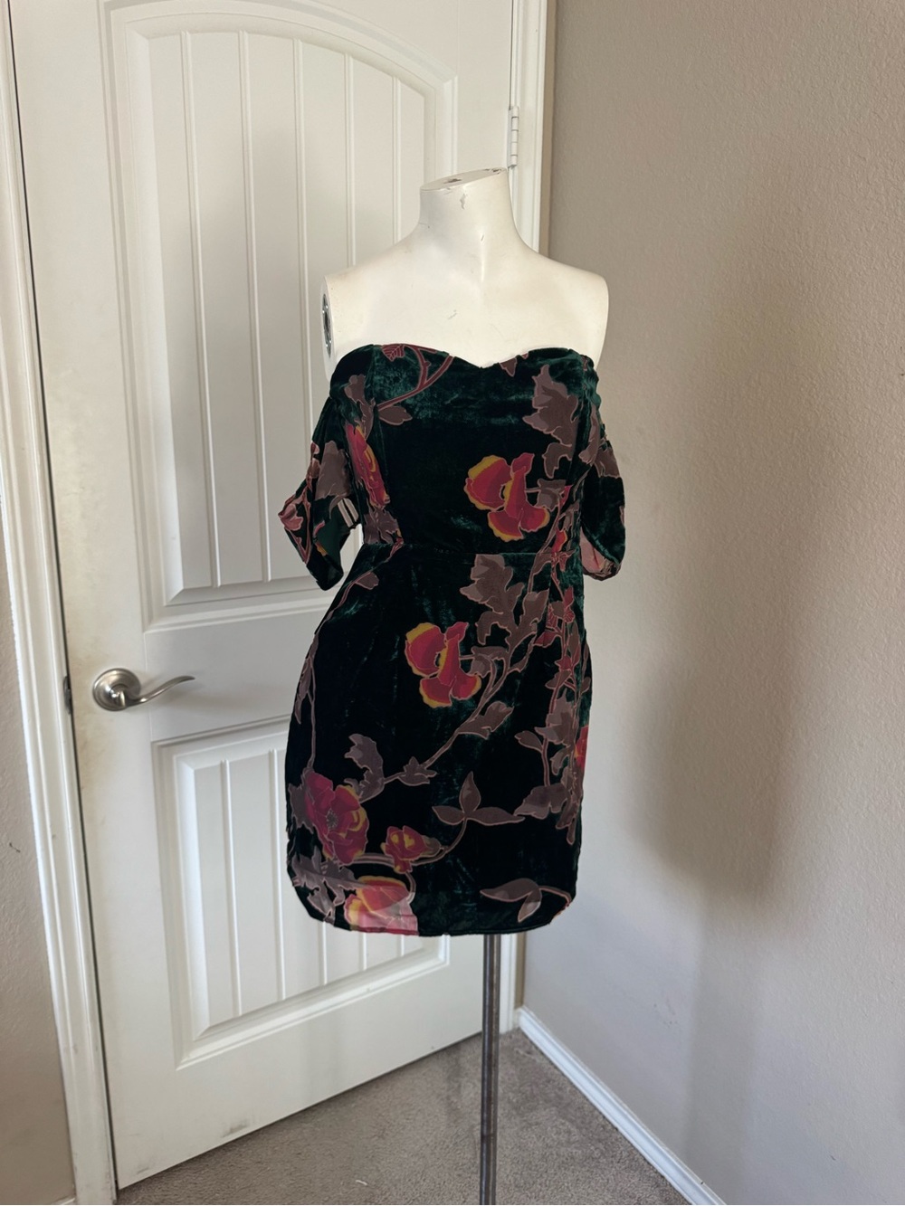 Forever 21 Dark Green Velvet Strapless Floral Mini Dress